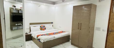 Desk, laptop workspace, free WiFi