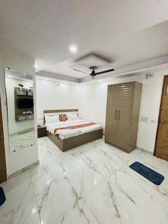 Desk, laptop workspace, free WiFi. Lotustar Hotel