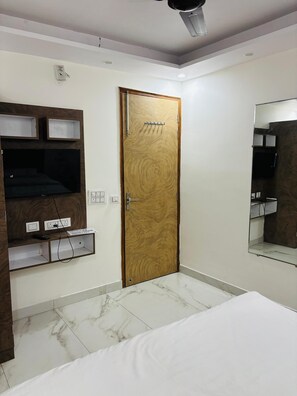 Desk, laptop workspace, free WiFi - Lotustar Hotel (New Delhi)