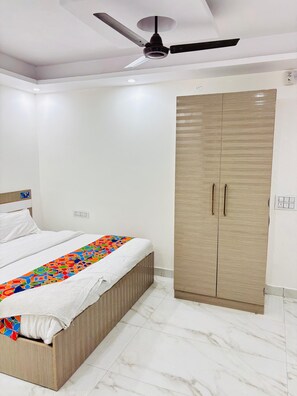 Desk, laptop workspace, free WiFi - Lotustar Hotel (New Delhi)