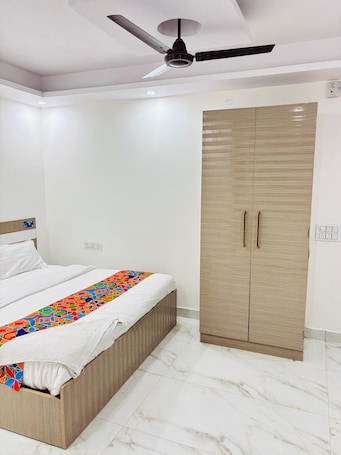 Desk, laptop workspace, free WiFi. Lotustar Hotel