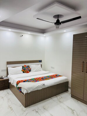 Desk, laptop workspace, free WiFi - Lotustar Hotel (New Delhi)