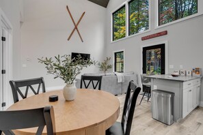 Dining - Cozy Getaway 2 Minutes from Sunday River (Newry)