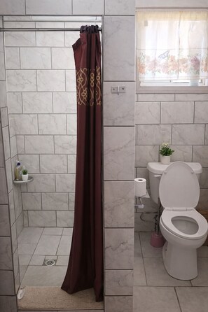 Standard Room | Bathroom - Valencia's Guesthouse (Nuku'alofa)