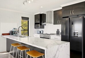 Refrigerador, microondas, horno y parrilla de estufa 