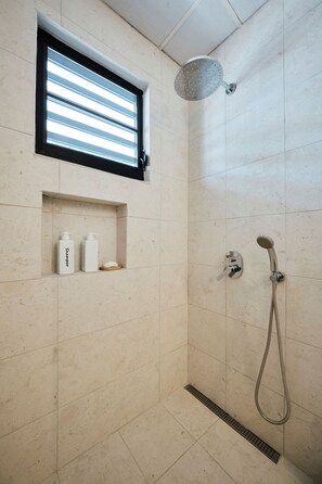 Hair dryer, towels, soap, toilet paper - 2-bedroom apartment in serene Hato Rey close to El Coliseum (San Juan)