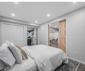 Iron/ironing board, internet, bed sheets