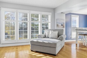 Televisión y chimenea 