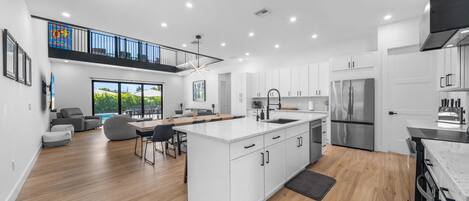 Køleskab, mikrobølgeovn, ovn, kogeplade