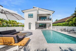 A heated pool - New! Sunset Social-Brand New Luxury Home, 1 mile to the Beach! (Naples)