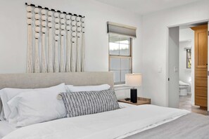 Een strijkplank/strijkijzer, wifi, beddengoed