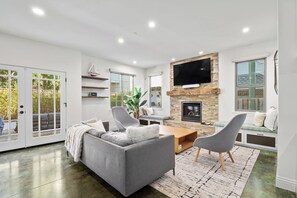 Een televisie en een open haard