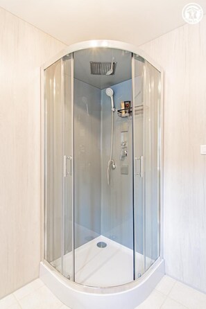 Douche, serviettes fournies