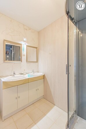 Douche, serviettes fournies