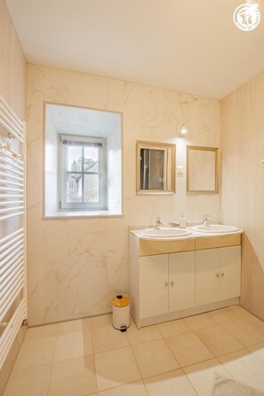 Douche, serviettes fournies