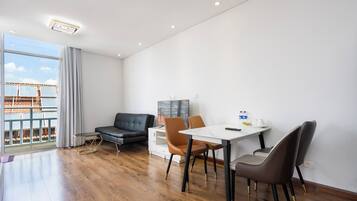 Deluxe Studio, City View | Dining