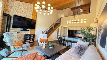 Smart TV, chimenea, futbolito, libros