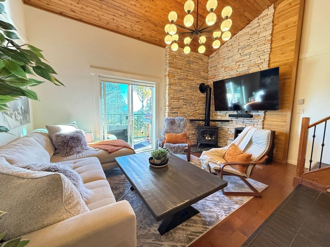 Smart TV, chimenea, futbolito, libros