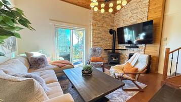 Smart TV, chimenea, futbolito, libros