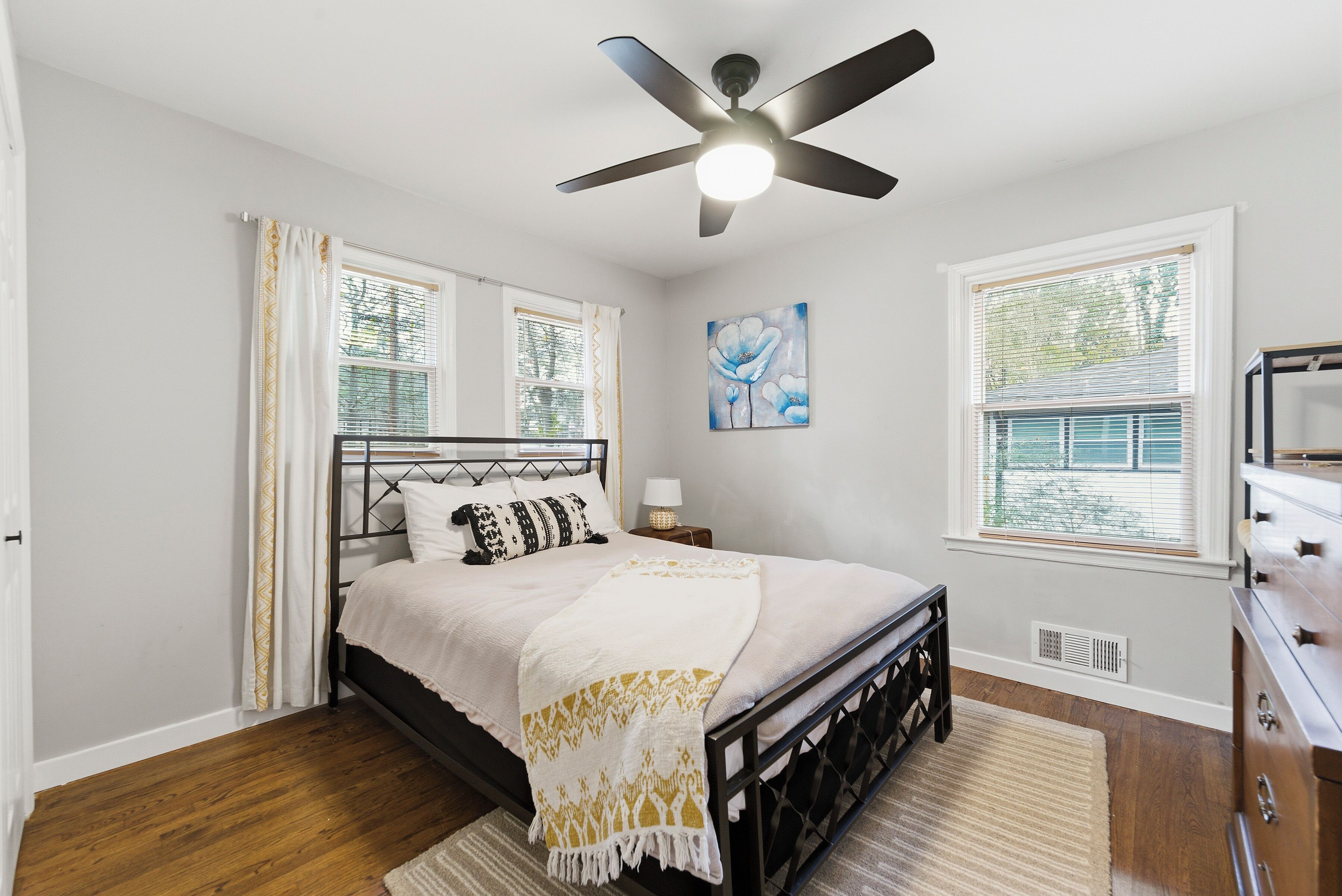 2 多间卧室、熨斗/熨衣板、WiFi、床单