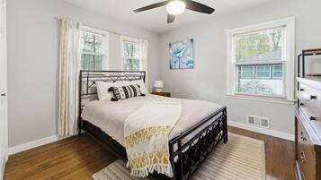 2 bedrooms, iron/ironing board, WiFi, bed sheets