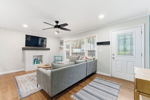 Living area - Wonderful 2-bedroom house with Wifi in peaceful Hapeville (Hapeville)