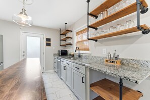 Private kitchen - Wonderful 2-bedroom house with Wifi in peaceful Hapeville (Hapeville)