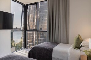 3 bedrooms, in-room safe, iron/ironing board, travel cot - Luxury Beachfront Burleigh Heads (Burleigh Heads)
