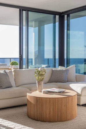 Smart TV, books, stereo - Luxury Beachfront Burleigh Heads (Burleigh Heads)