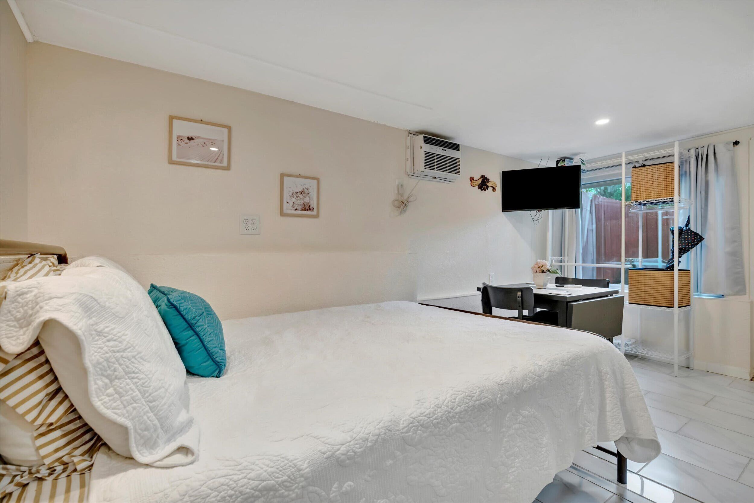 Bureau, fer et planche à repasser, Wi-Fi, draps fournis