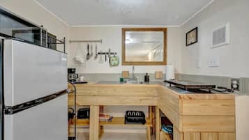 Réfrigérateur, micro-ondes, plaque de cuisson, cafetiÚre/bouilloire