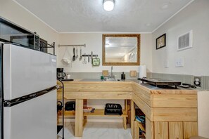 Réfrigérateur, micro-ondes, plaque de cuisson, cafetière/bouilloire