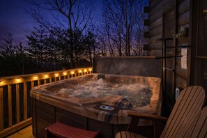 Outdoor spa tub - Boutique Smoky Mtn Retreat-Views, Hot Tub, Sauna, EV charger (Sevierville)