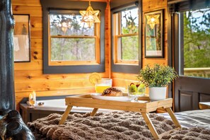 2 bedrooms, travel cot, free WiFi, bed sheets - Boutique Smoky Mtn Retreat-Views, Hot Tub, Sauna, EV charger (Sevierville)