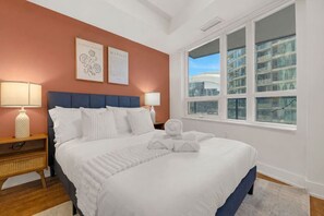 Työpöytä, silitysrauta/-lauta, vauvan matkasänky, Wi-Fi