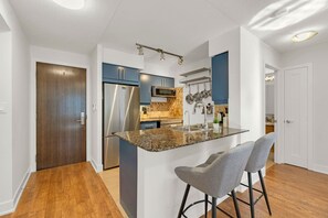 Jääkaappi, mikroaaltouuni, uuni, liesi