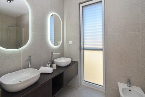 Shower, hair dryer, bidet, towels - Design Villa  Emily White by Istrabook (Bale)