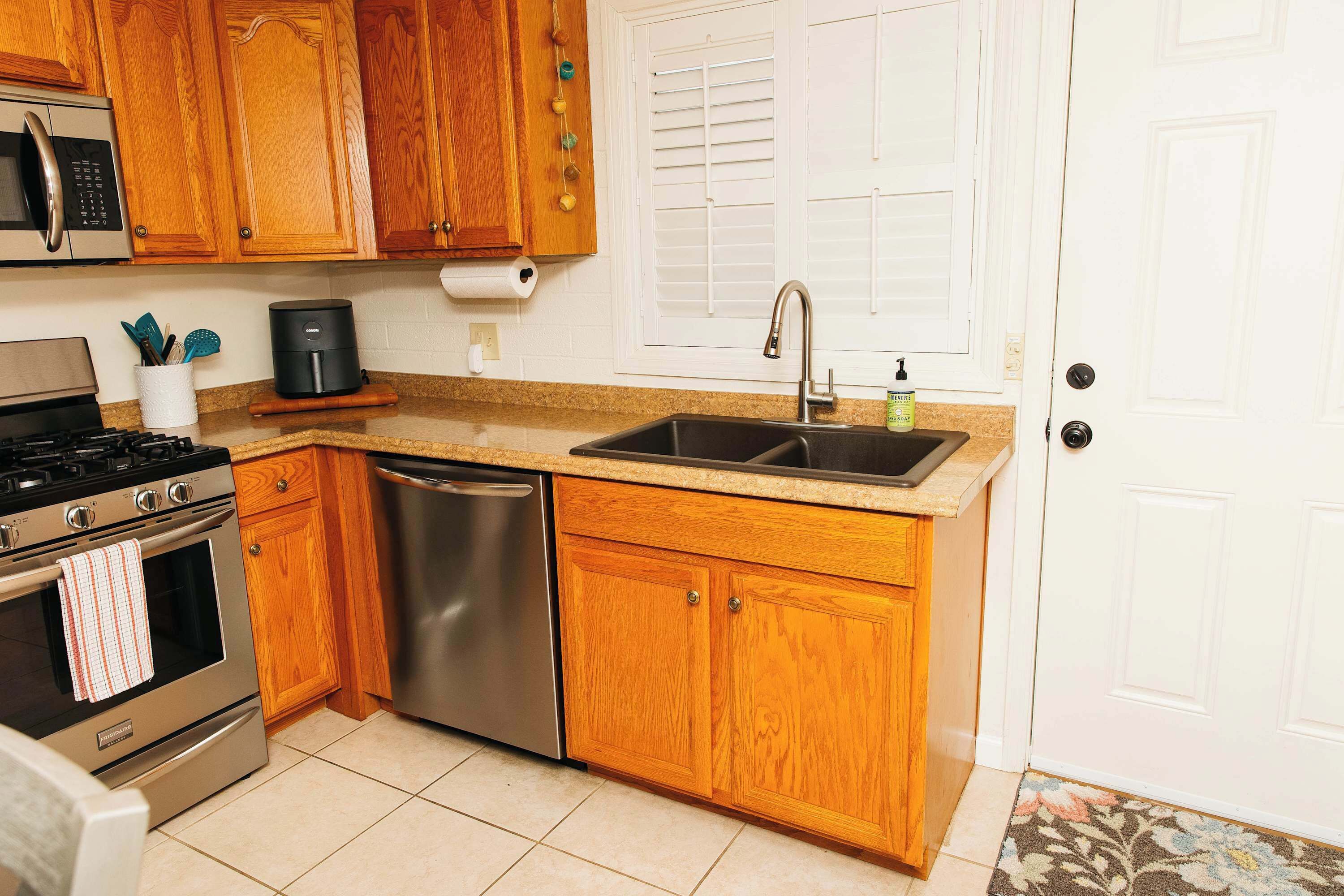 Coffee/tea maker, fridge, microwave, oven