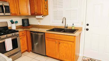 Coffee/tea maker, fridge, microwave, oven