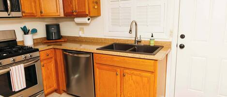 Coffee/tea maker, fridge, microwave, oven