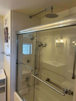 Een douche, een haardroger, handdoeken, shampoo