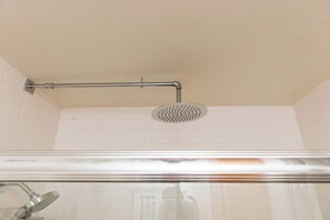 Douche, sèche-cheveux, serviettes fournies, shampoing