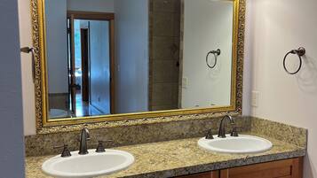 Toallas, jabón y papel higiénico