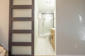 Shower, hair dryer, towels, soap - Ballantyne, Private Yard, Work Desk & 1 Gig WiFi (Charlotte)