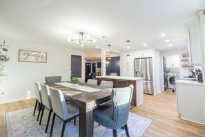 Dining - Ballantyne, Private Yard, Work Desk & 1 Gig WiFi (Charlotte)