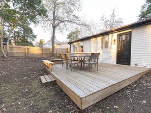 Outdoor dining - Ballantyne, Private Yard, Work Desk & 1 Gig WiFi (Charlotte)