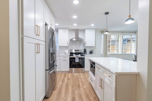 Microwave, oven, stovetop, dishwasher - Ballantyne, Private Yard, Work Desk & 1 Gig WiFi (Charlotte)