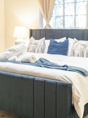 Iron/ironing board, WiFi, bed sheets - Ballantyne, Private Yard, Work Desk & 1 Gig WiFi (Charlotte)