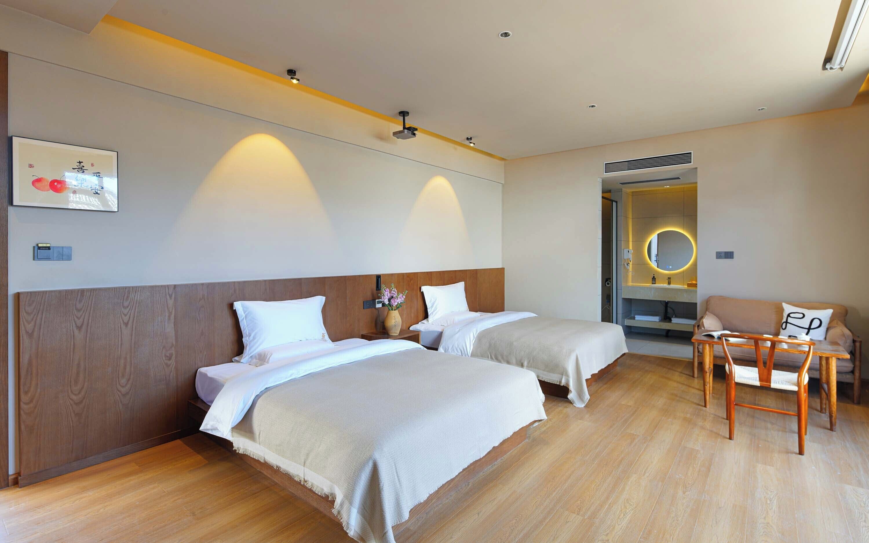 Habitación senior con 2 camas individuales | Edredón, cortinas blackout, insonorización y wifi gratis 