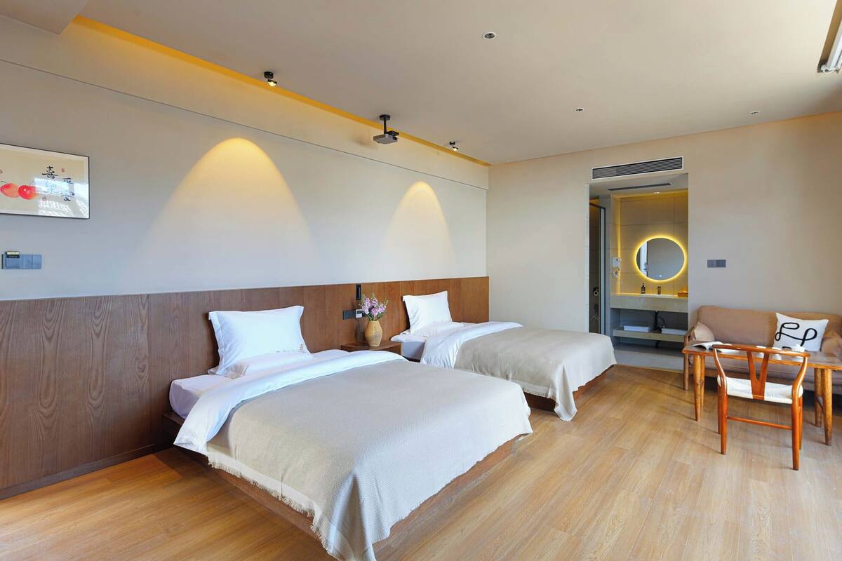 Habitación senior con 2 camas individuales | Edredón, cortinas blackout, insonorización y wifi gratis